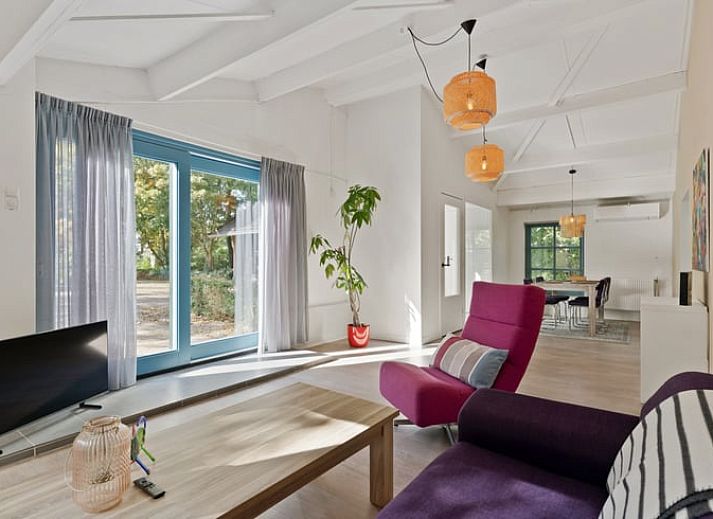 Vakantiehuis in Heiloo, Noord-Holland met groene gevel en omringd door natuur, ideaal voor een ontspannen verblijf in een prachtige omgeving.