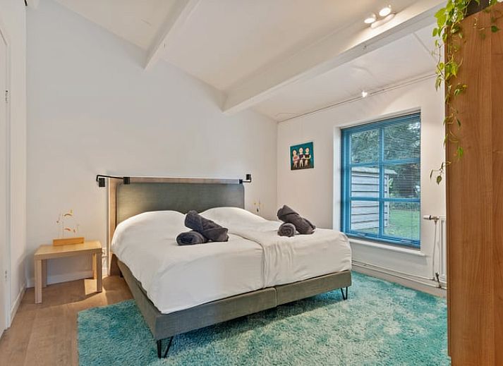 Stijlvolle eetkamer in Vakantiehuis in Heiloo, Noord-Holland, met moderne inrichting en uitzicht op de groene omgeving.