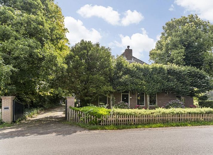 Moderne binnenruimte van Vakantiehuis in Heiloo, Noord-Holland, met glazen wanden en een lichte inrichting voor een ontspannen verblijf.