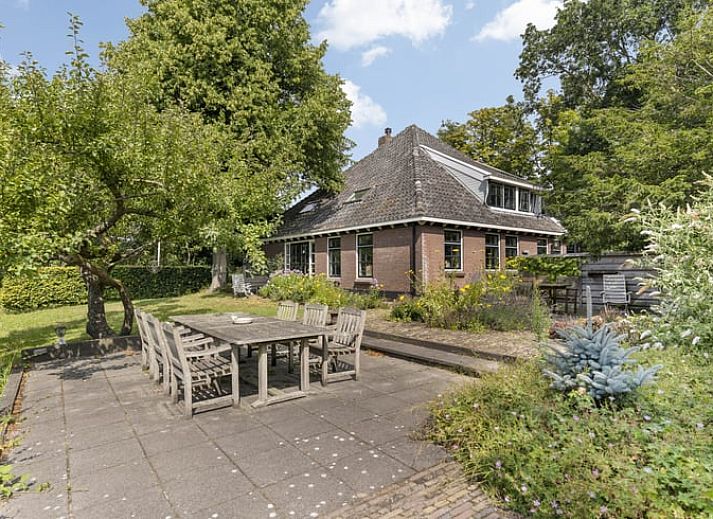 Moderne binnenruimte van Vakantiehuis in Heiloo, Noord-Holland, met glazen wanden en een lichte inrichting voor een ontspannen verblijf.