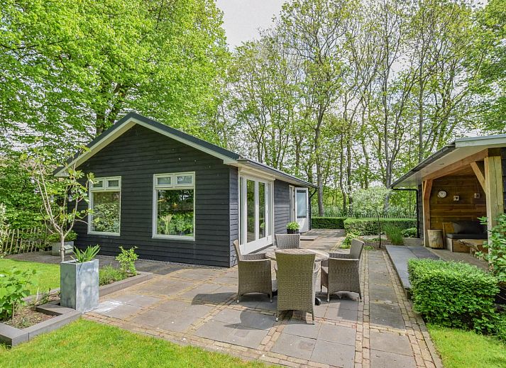 Ferienhaus De IJsvogel in Heiloo, Nordholland mit gruenem Garten und Terrasse.