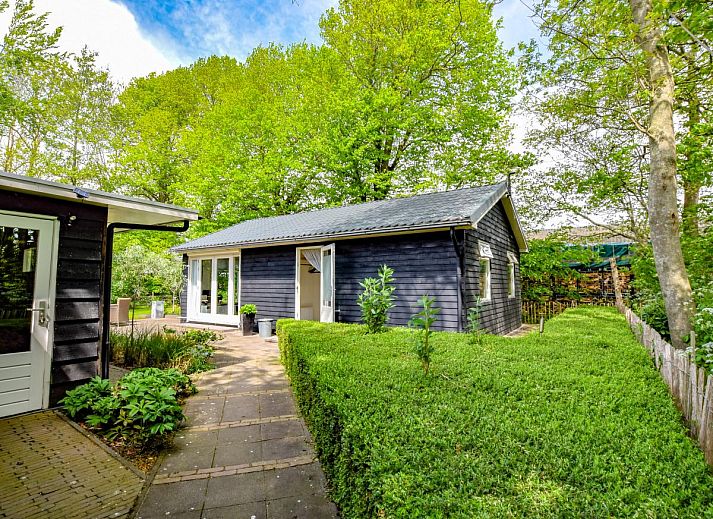 Ferienhaus De IJsvogel in Heiloo, Nordholland mit gruenem Garten und Terrasse.