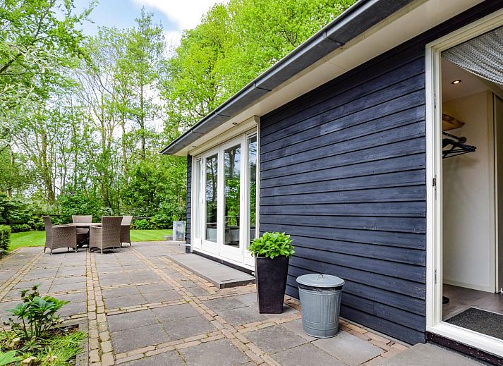Ferienhaus De IJsvogel in Heiloo, Nordholland mit gruenem Garten und Terrasse.