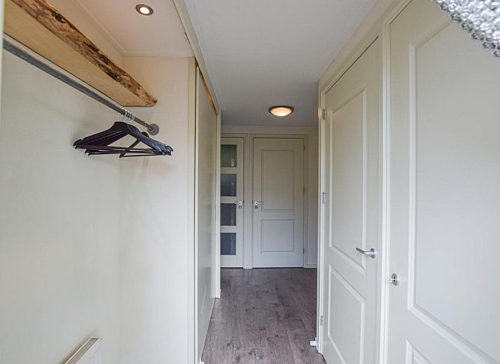 Ferienhaus De IJsvogel in Heiloo, Nordholland mit gruenem Garten und Terrasse.