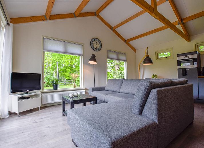 Terrasse und Sitzecke im Ferienhaus De IJsvogel in Heiloo, Nordholland.