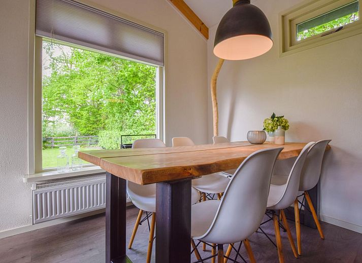 Terrasse und Sitzecke im Ferienhaus De IJsvogel in Heiloo, Nordholland.