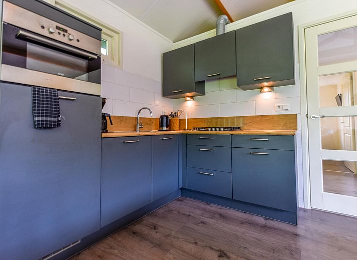 Fassade des Ferienhauses De IJsvogel in Heiloo, umgeben von Natur.