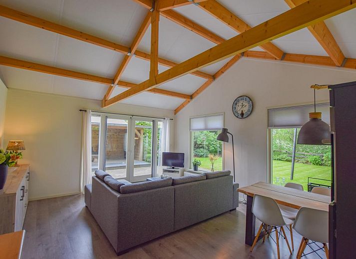 Fassade des Ferienhauses De IJsvogel in Heiloo, umgeben von Natur.