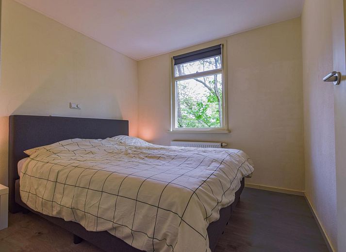 Fassade des Ferienhauses De IJsvogel in Heiloo, umgeben von Natur.