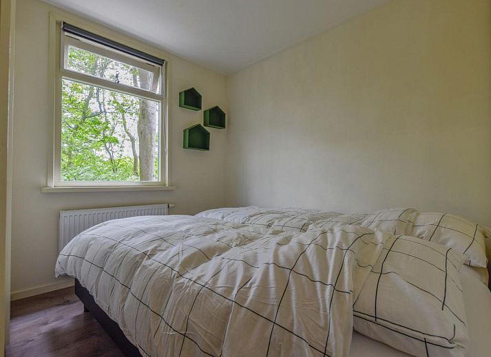 Eingang und Terrasse des Ferienhauses De IJsvogel in Heiloo, Nordholland.