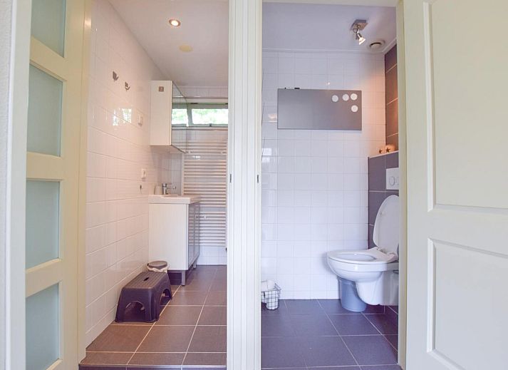 Eingang und Terrasse des Ferienhauses De IJsvogel in Heiloo, Nordholland.