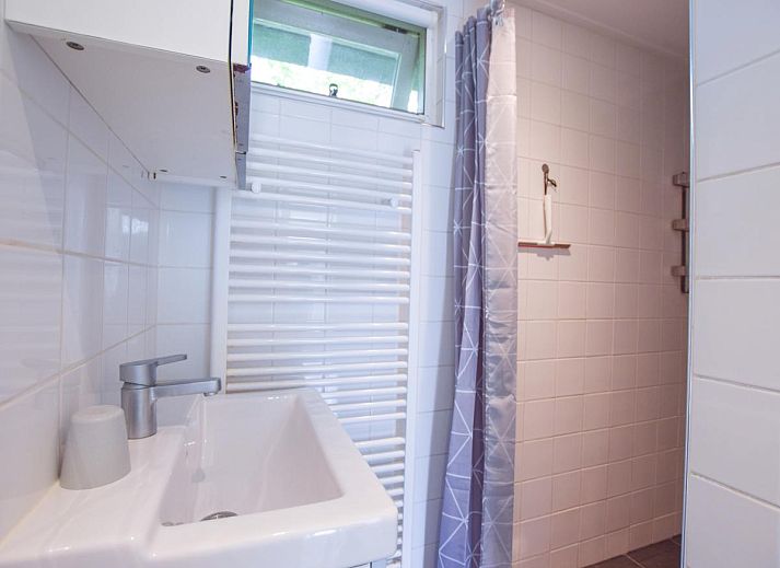 Eingang und Terrasse des Ferienhauses De IJsvogel in Heiloo, Nordholland.