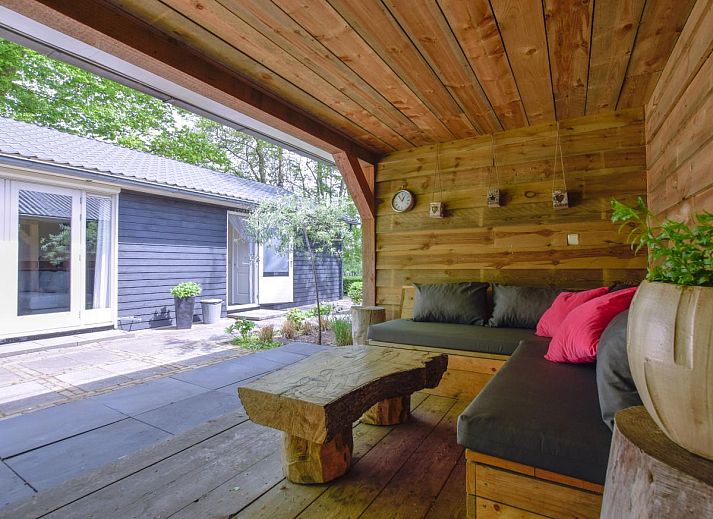 Eingang und Terrasse des Ferienhauses De IJsvogel in Heiloo, Nordholland.