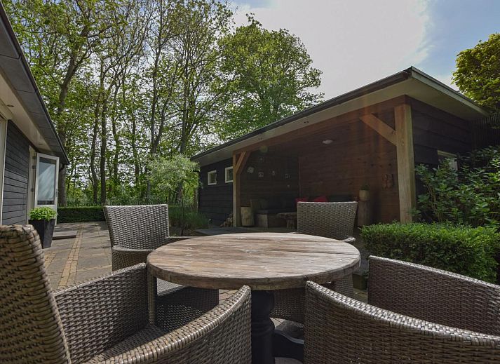 Innenraum des modern eingerichteten Ferienhauses De IJsvogel in Heiloo.