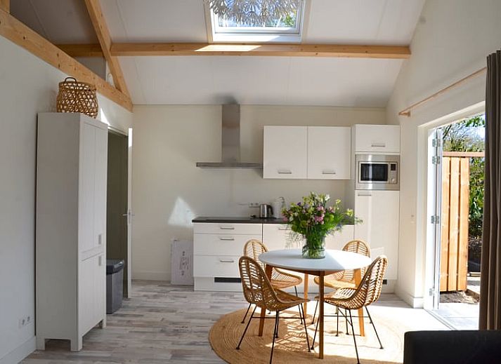 Gemuetliche Kueche und Essbereich im Ferienhaus in Limmen, Nordholland.