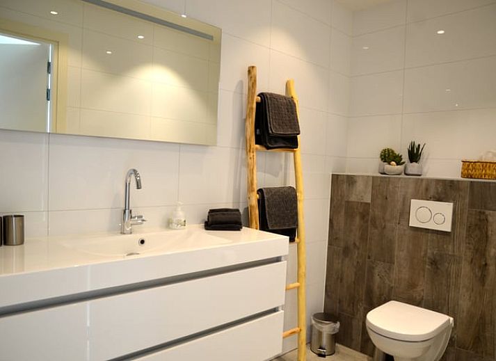 Garten mit Terrasse und gruener Umgebung im Ferienhaus in Limmen, Nordholland.