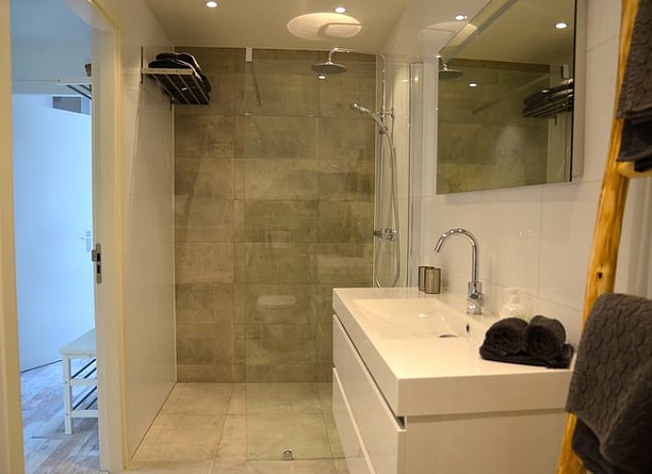 Ruhiger Garten mit Rasen im Ferienhaus in Limmen, Nordholland.