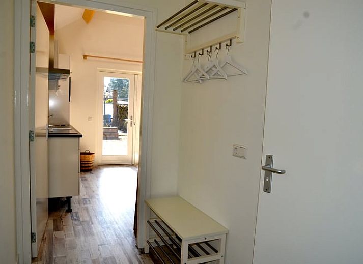 Ruhiger Garten mit Rasen im Ferienhaus in Limmen, Nordholland.