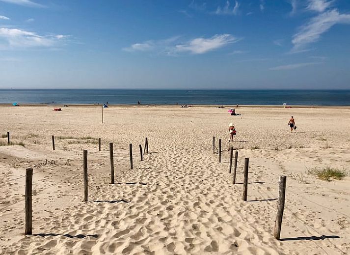 Ruhiger Garten mit Rasen im Ferienhaus in Limmen, Nordholland.