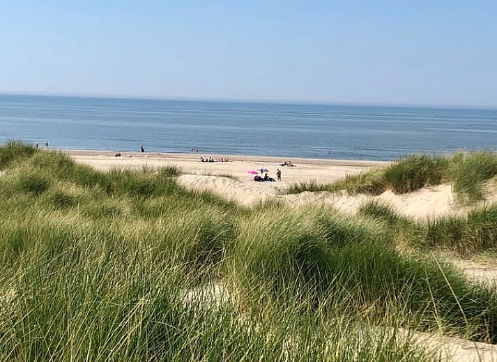 Essen im Freien auf der Terrasse des Ferienhauses in Limmen, Nordholland.