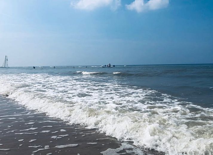 Essen im Freien auf der Terrasse des Ferienhauses in Limmen, Nordholland.
