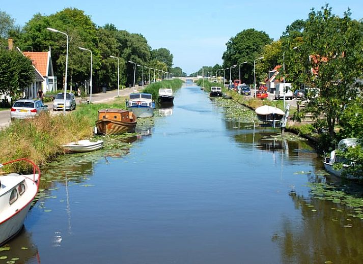 Gemuetliche Sitzecke unter den Baeumen im Cottage in Limmen, Ferienhaus in Nordholland.