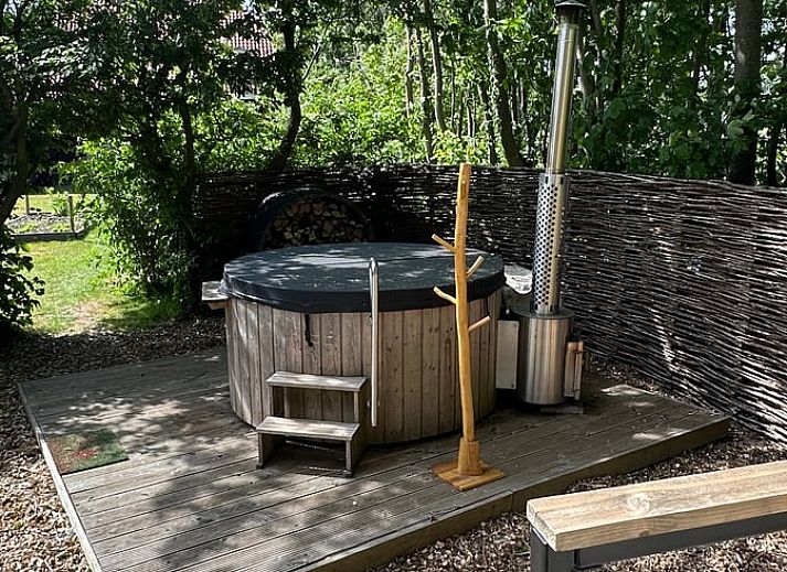 Geniessen Sie die Terrasse des Ferienhauses in Stompetoren, Nordholland, umgeben von viel Gruen und Ruhe.