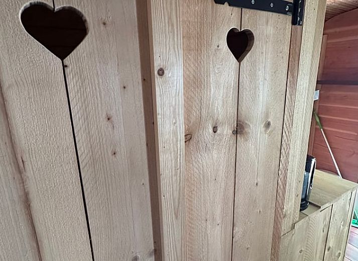 Geniessen Sie die Terrasse des Ferienhauses in Stompetoren, Nordholland, umgeben von viel Gruen und Ruhe.