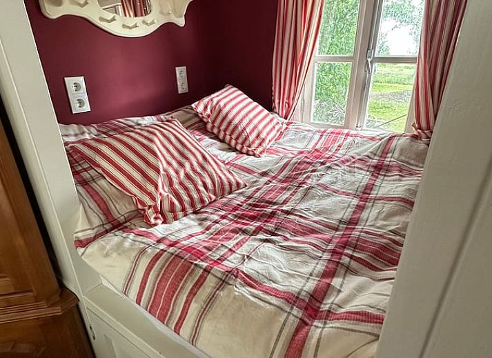 Entdecken Sie den charmanten Aussenbereich des Ferienhauses in Stompetoren, Nordholland, ideal zum Entspannen.