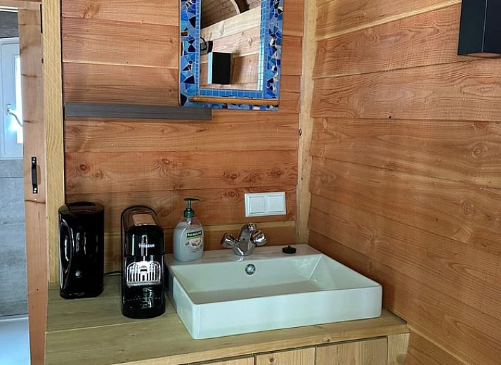 Entdecken Sie den charmanten Aussenbereich des Ferienhauses in Stompetoren, Nordholland, ideal zum Entspannen.