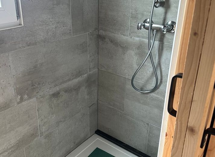 Entdecken Sie den charmanten Aussenbereich des Ferienhauses in Stompetoren, Nordholland, ideal zum Entspannen.