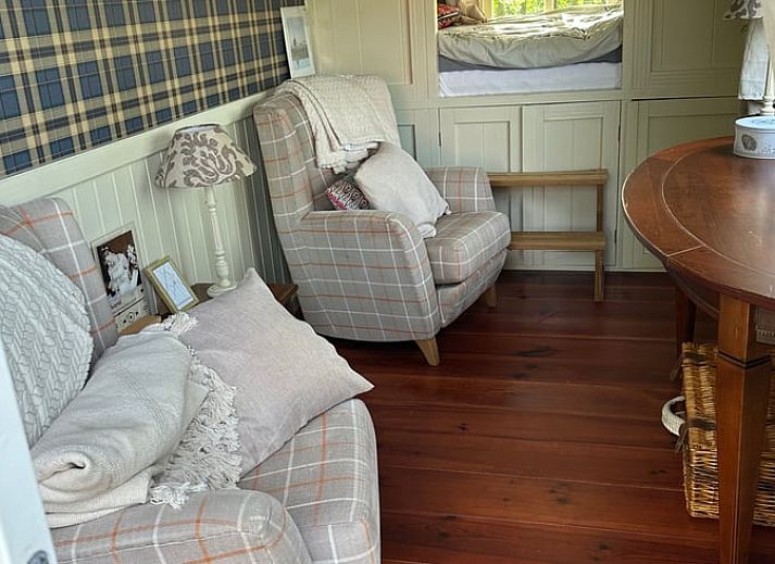 Erleben Sie die laendliche Umgebung des Ferienhauses in Stompetoren, Nordholland, mit Blick auf die Natur.