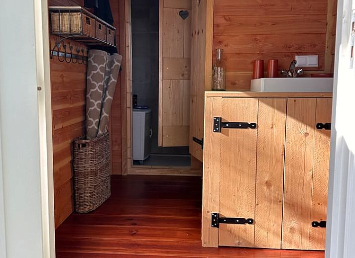 Erleben Sie die laendliche Umgebung des Ferienhauses in Stompetoren, Nordholland, mit Blick auf die Natur.