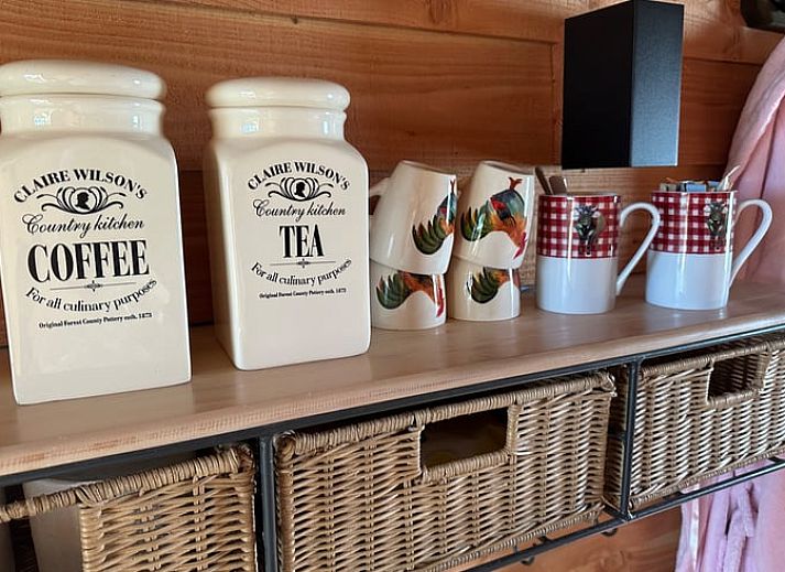 Erleben Sie die laendliche Umgebung des Ferienhauses in Stompetoren, Nordholland, mit Blick auf die Natur.