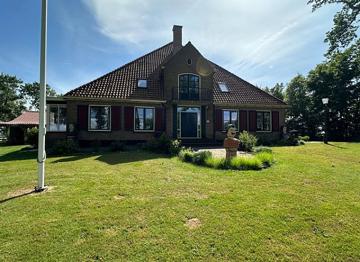 Erleben Sie die laendliche Umgebung des Ferienhauses in Stompetoren, Nordholland, mit Blick auf die Natur.