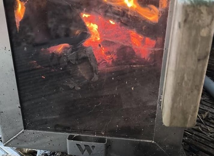 Erleben Sie die laendliche Umgebung des Ferienhauses in Stompetoren, Nordholland, mit Blick auf die Natur.