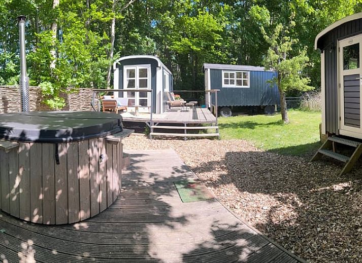 Entspannen Sie sich im privaten Whirlpool des Ferienhauses in Stompetoren, Nordholland, inmitten der Natur.