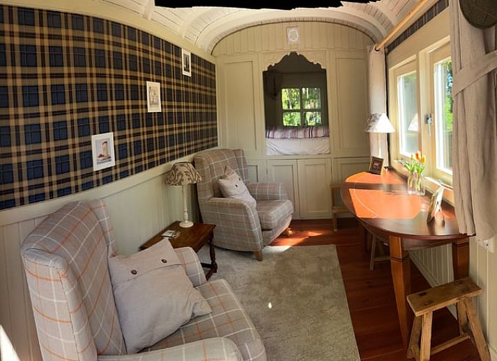 Rustikale Holzdetails im Ferienhaus in Stompetoren, Nordholland, bieten eine warme Atmosphaere.