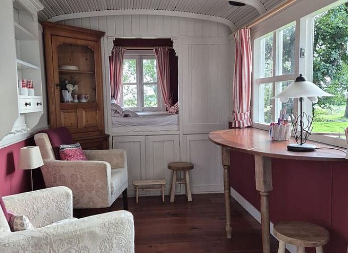 Rustikale Holzdetails im Ferienhaus in Stompetoren, Nordholland, bieten eine warme Atmosphaere.