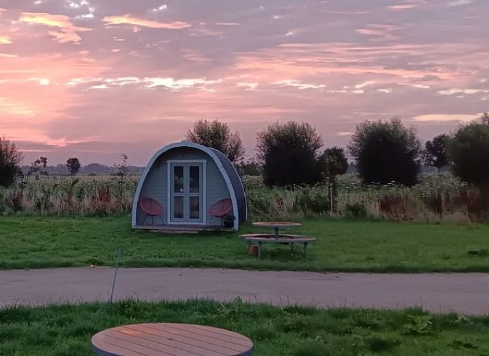 Geniet van de zonsondergang bij Huisje in Zuid-Scharwoude, een vakantiehuis in Noord-Holland, omringd door natuur.