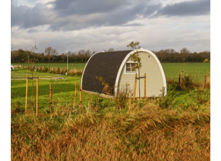 Binnenkant van Huisje in Zuid-Scharwoude, een vakantiehuis in Noord-Holland, met houten interieur en comfortabele voorzieningen.
