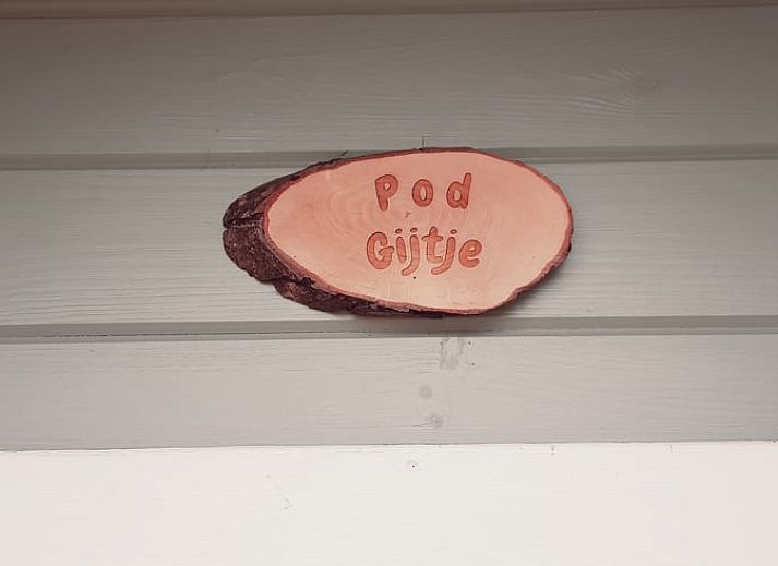 Binnenkant van Huisje in Zuid-Scharwoude, een vakantiehuis in Noord-Holland, met houten interieur en comfortabele voorzieningen.