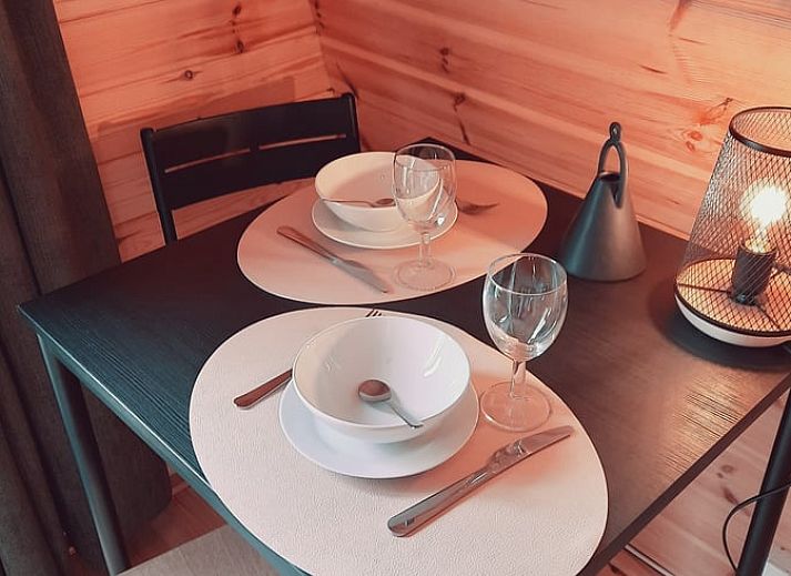 Binnenkant van Huisje in Zuid-Scharwoude, een vakantiehuis in Noord-Holland, met houten interieur en comfortabele voorzieningen.