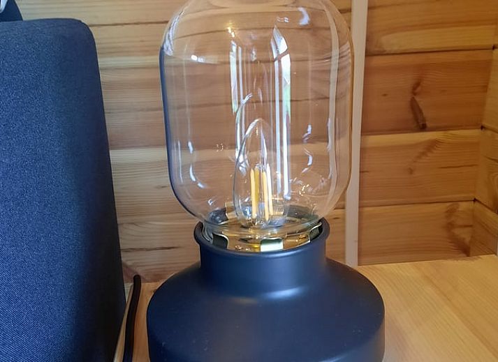 Openstaande deuren van Huisje in Zuid-Scharwoude, een vakantiehuis in Noord-Holland, met uitnodigend interieur.