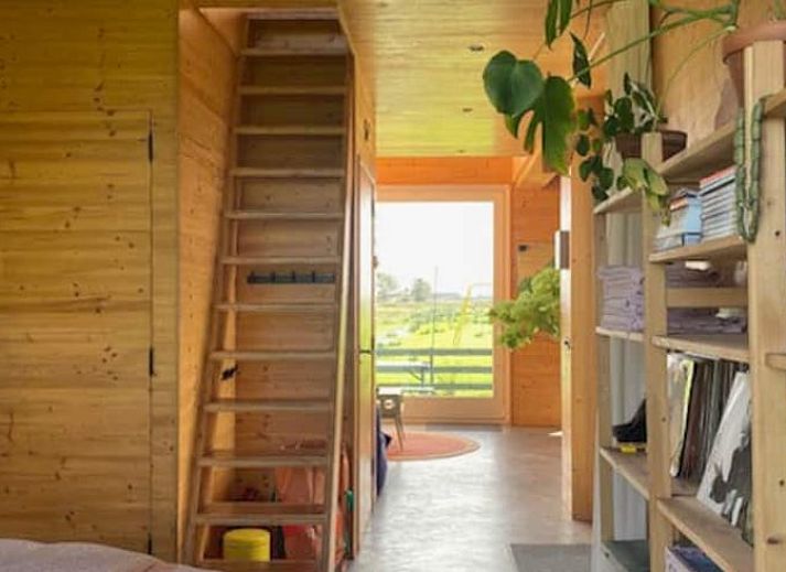 Sfeervolle zonsondergang bij Huisje in Oostknollendam, vakantiehuis in Noord-Holland, met schommel in de tuin.