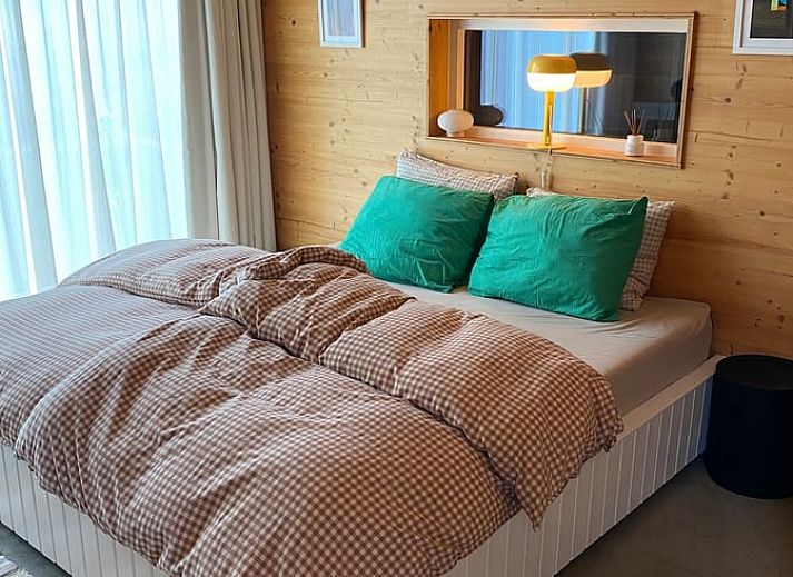 Sfeervolle zonsondergang bij Huisje in Oostknollendam, vakantiehuis in Noord-Holland, met schommel in de tuin.