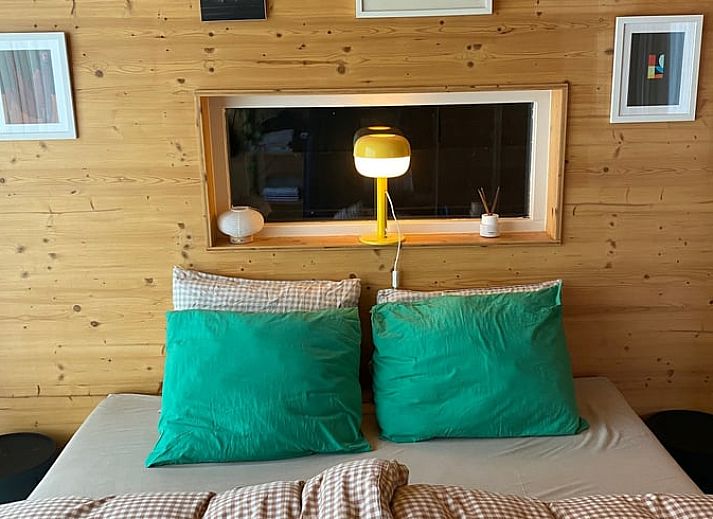 Sfeervolle zonsondergang bij Huisje in Oostknollendam, vakantiehuis in Noord-Holland, met schommel in de tuin.