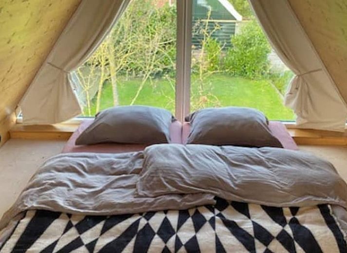 Moderne architectuur van Huisje in Oostknollendam, vakantiehuis in Noord-Holland, met ruim terras en glazen gevel.