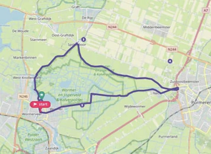 Lichte woonkamer in Huisje in Oostknollendam, vakantiehuis in Noord-Holland, met comfortabele bank en planten.