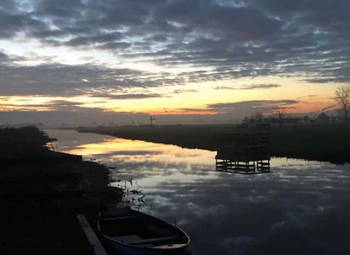 Ruim terras van Huisje in Oostknollendam, vakantiehuis in Noord-Holland, met uitzicht op het platteland.